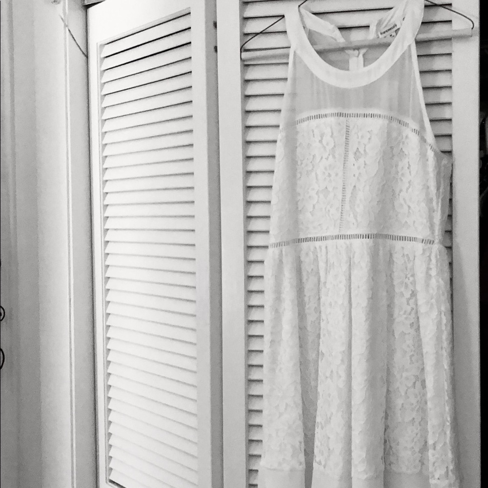 Francesca’s white lace dress